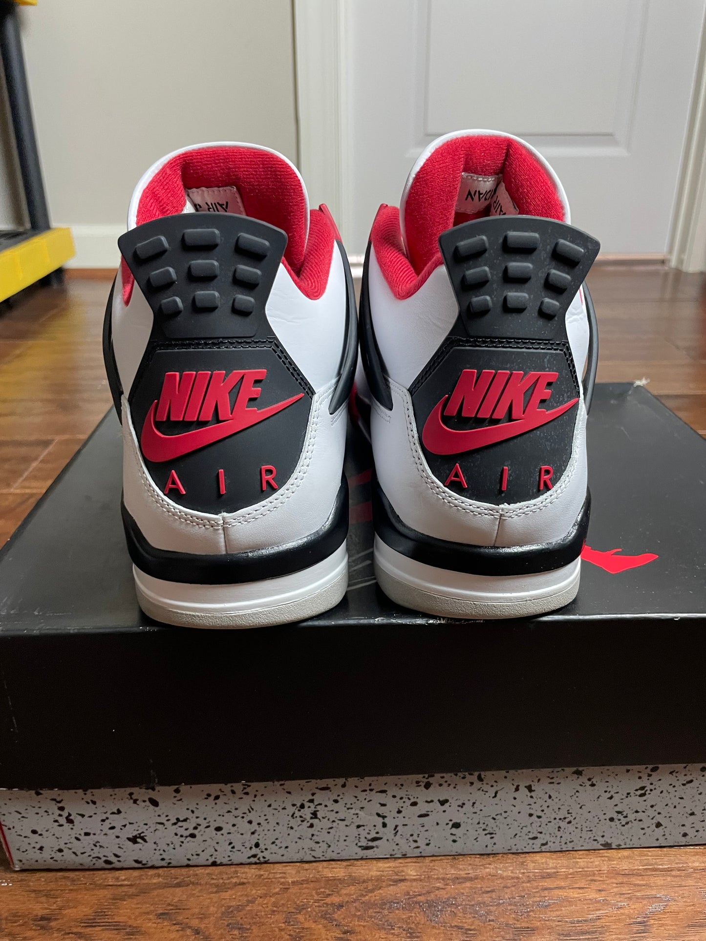 Jordan 4 Fire Red (2020) (Pre-Owned)